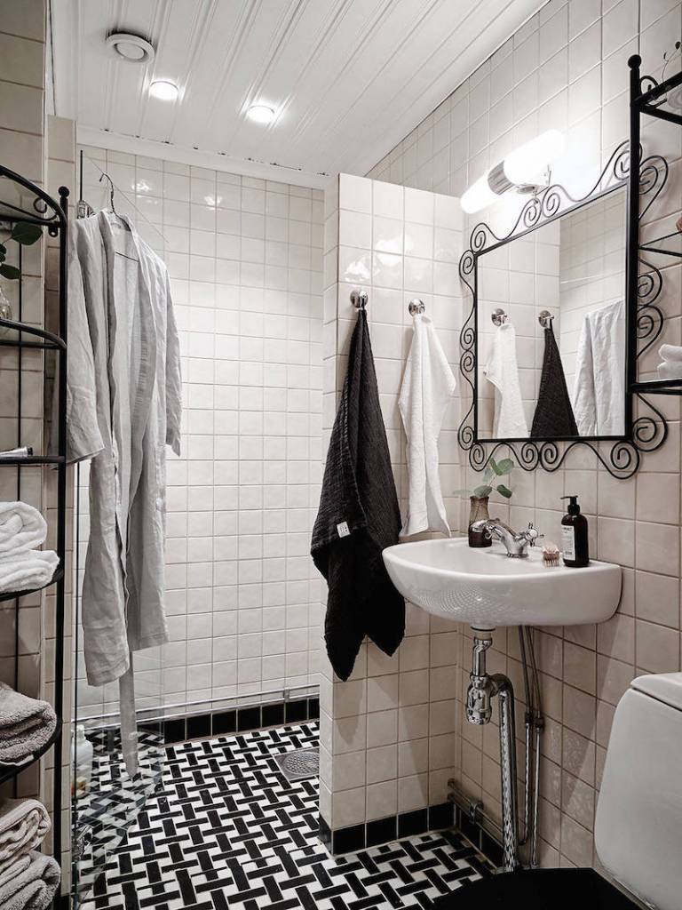 Scandinavian Style Mix of Black and White Bathroom Black Floor
