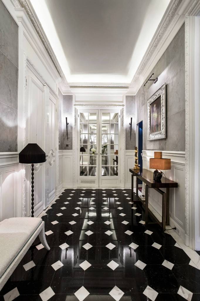 Entrance Black and White Tiles Floor