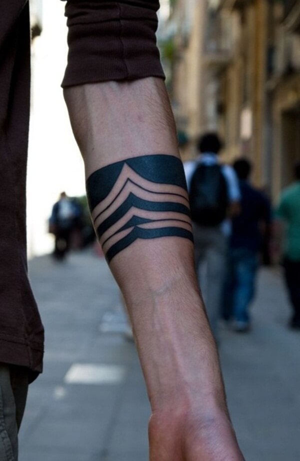 Pointy Waves Curved Lines Round Tattoo in Hand