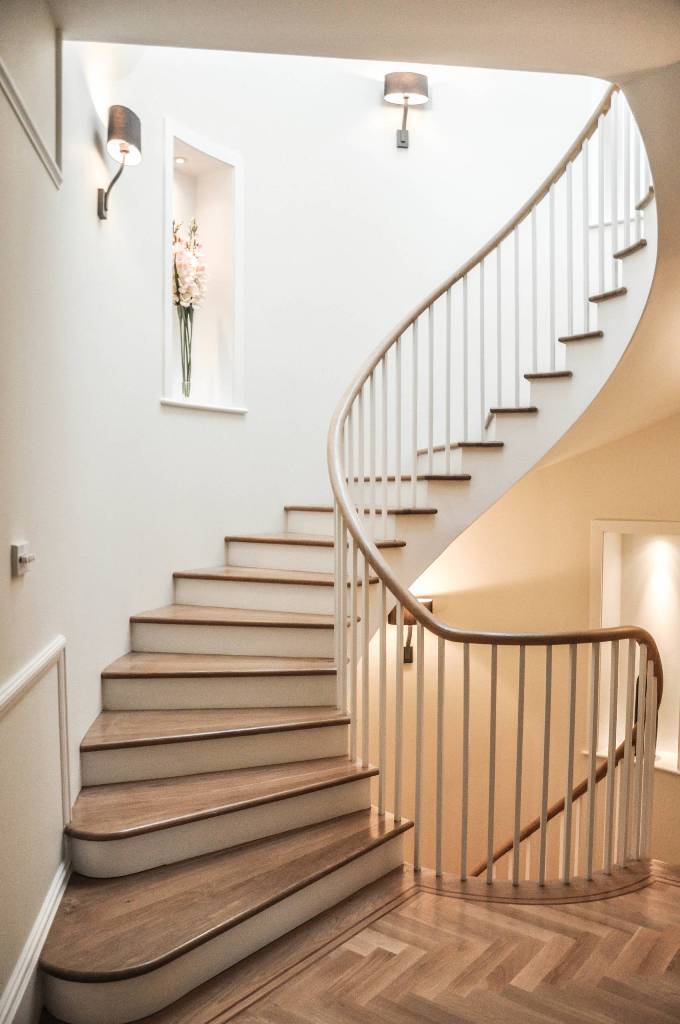 Traditional Classic Wooden Curved Staircase