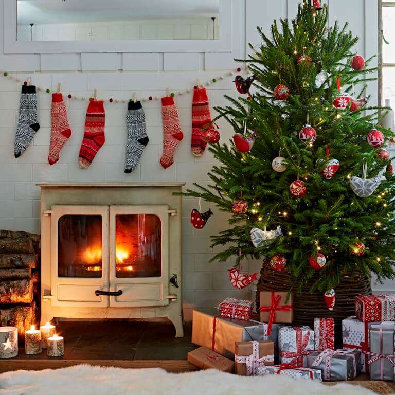 Traditional Living Room Christmas Tree