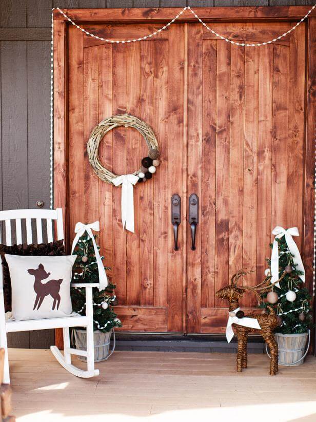 Minimal Front Door Christmas Decoration