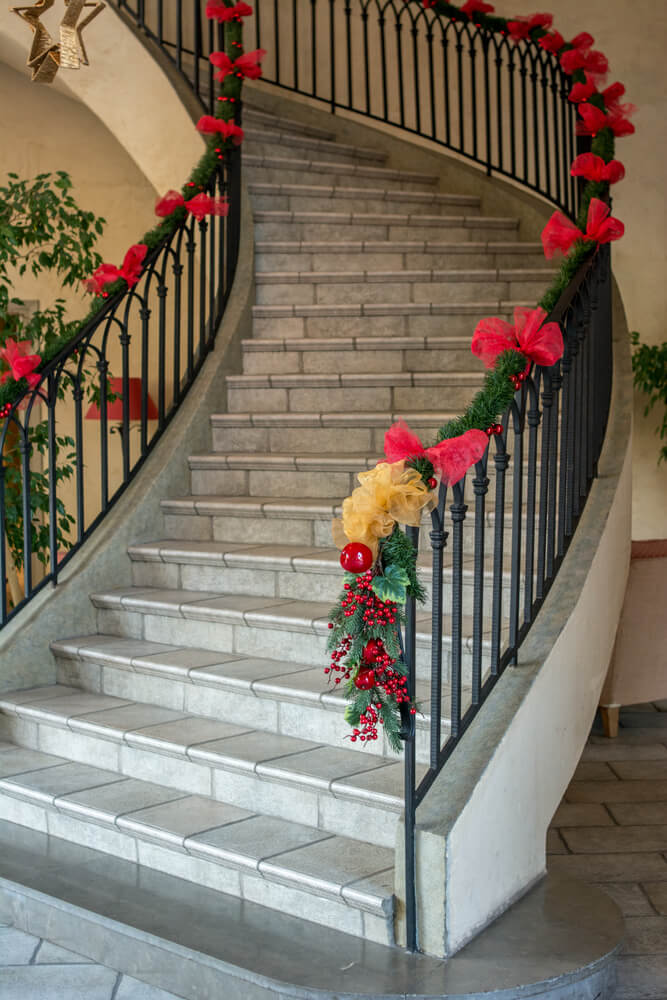 Simple Garlands Staircase Decor