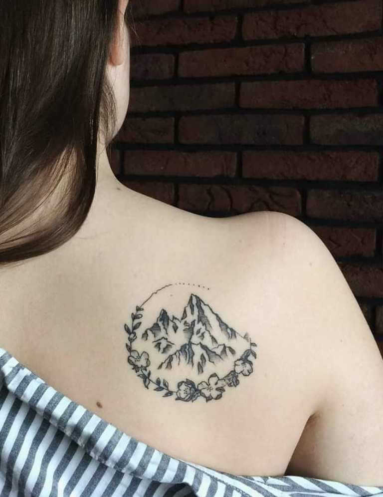 Artistic Shoulder Tattoo with Simple Lines