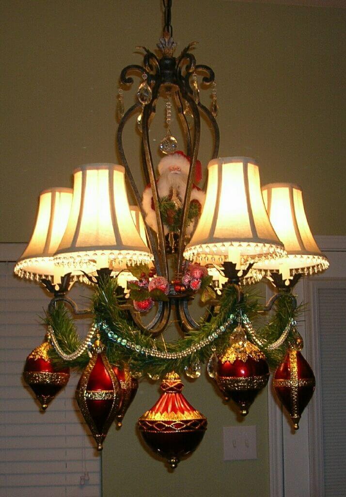 Chandelier With Red Gold Décor