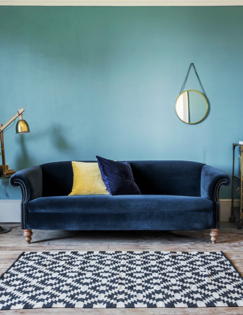 Decorate Living Room With Blue Velvet Sofa, What Colour Goes With Blue Velvet Sofa