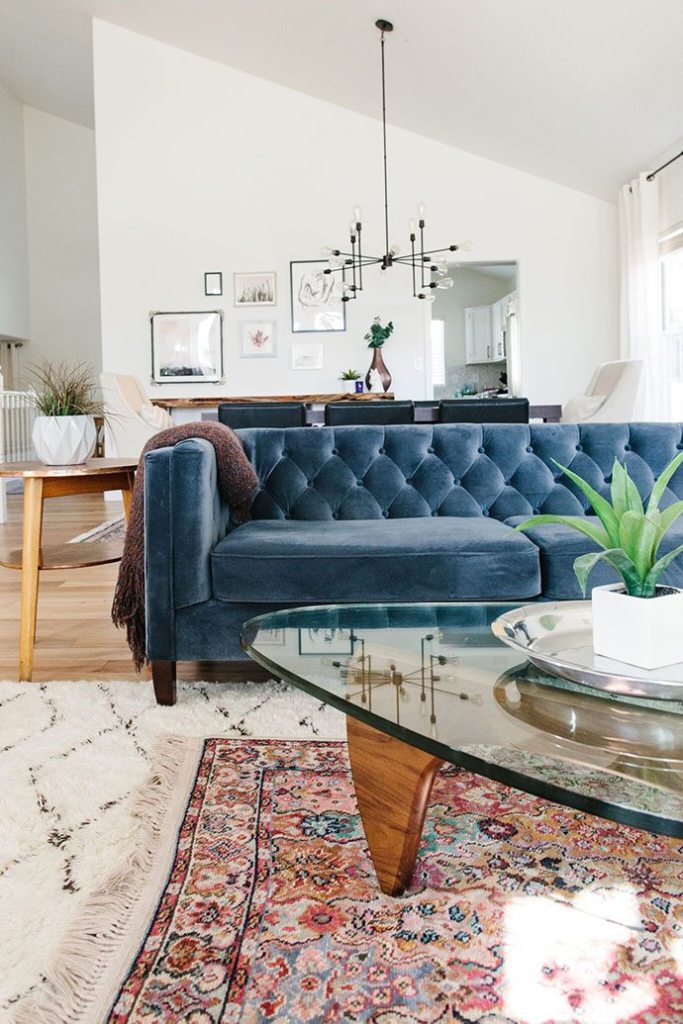 Decorate Living Room With Blue Velvet Sofa, How To Decorate With A Blue Velvet Sofa