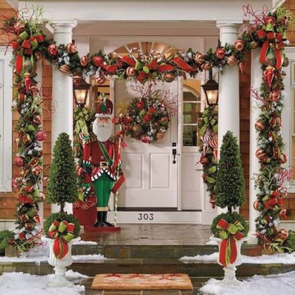 21 Stunning Christmas Porch Decoration Ideas You'll Adore
