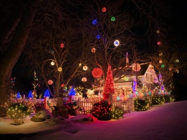 16 Most Spectacular Front Yard Christmas Decoration Ideas