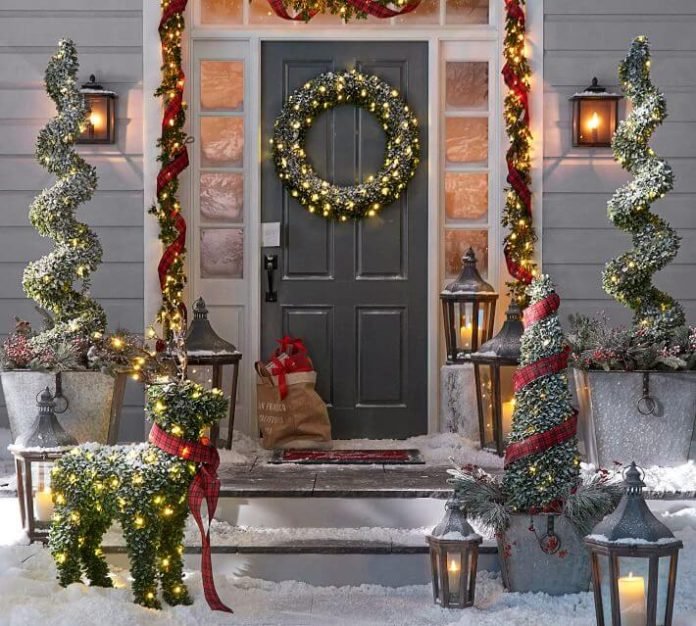 22 Fetching Christmas Front Door Decor Ideas For You