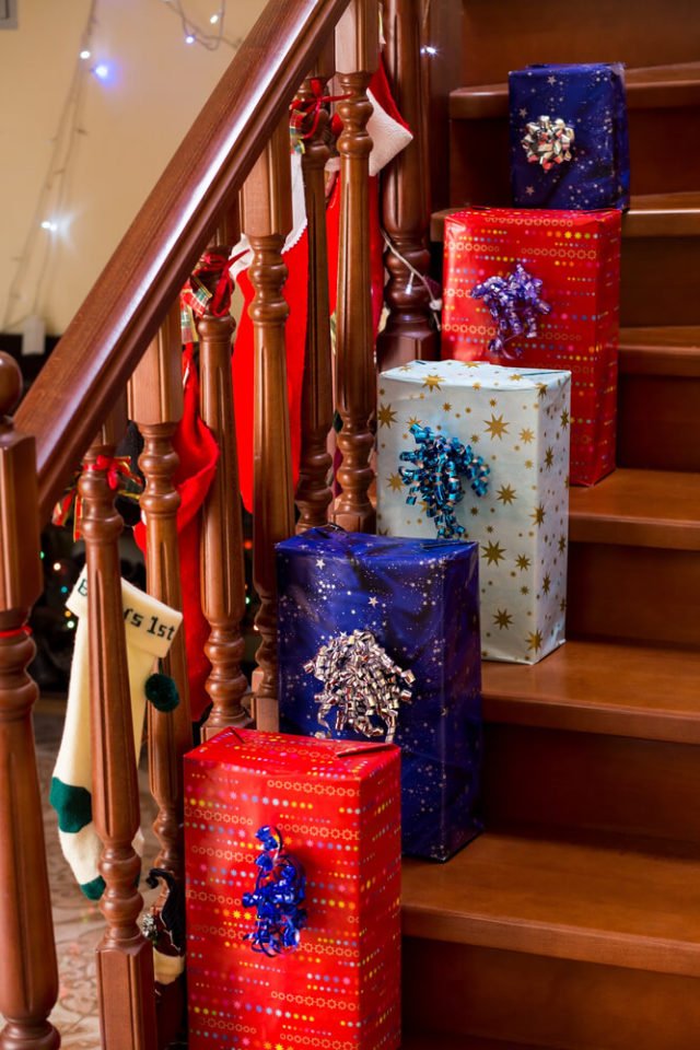 31 Amazingly Festive Christmas Stairs Decoration Ideas